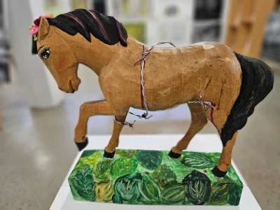 Holzskulptur mit Acryl und Stacheldraht, Günter Huber, Zone7Art, Kösslarn